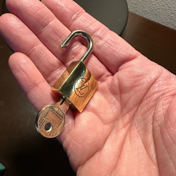 LV Lock and Key # 233 - Picture 7 of 7
